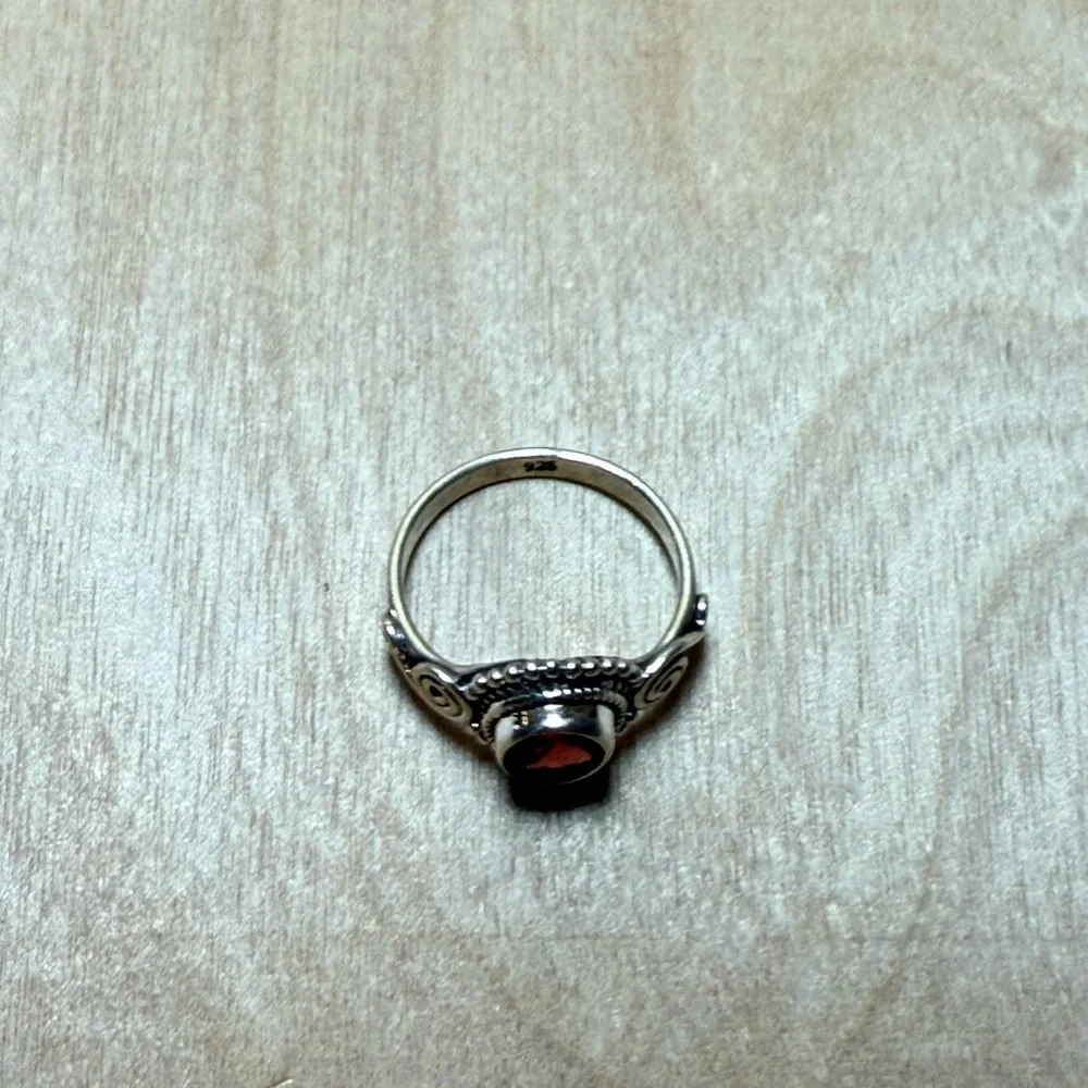 Intricate‎ 925 Sterling Silver Ring with Vibrant Garnet Stone